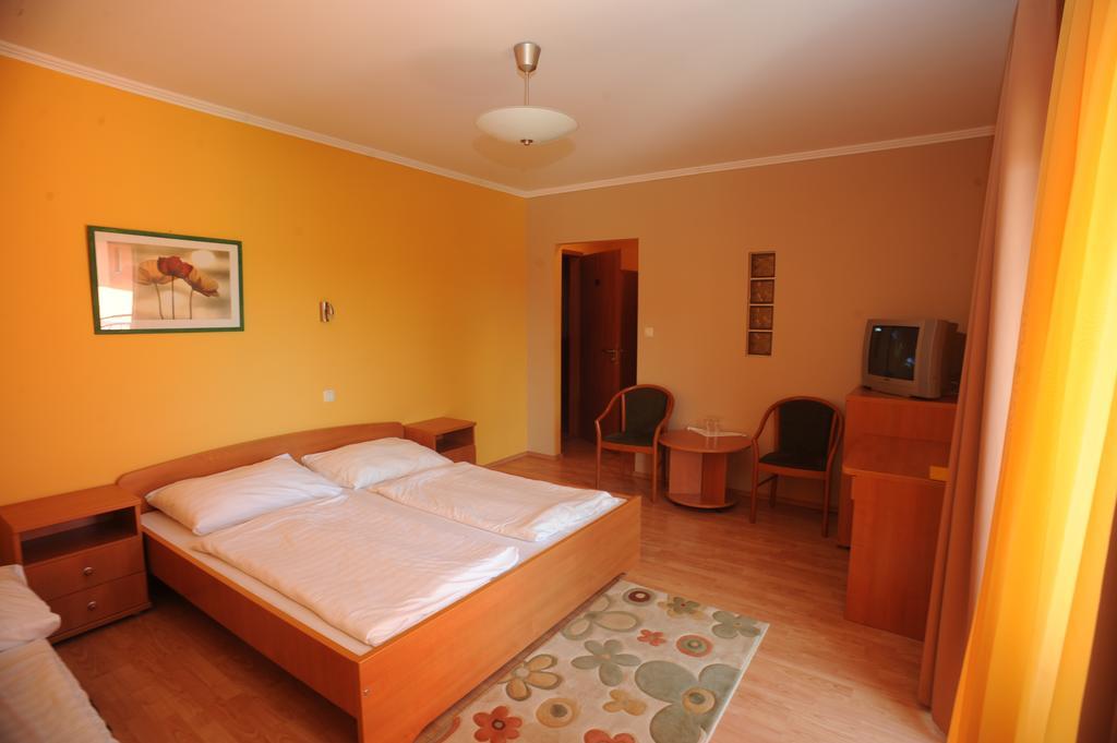 Wellness Park Pension Hotel Gyenesdias Room photo